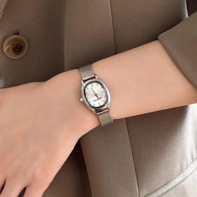 Piccolo quadrante ovale verde  - Luxury Watch With Green Dial recensione e prezzo